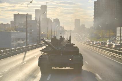 Москва. Танк Т-90М `Прорыв` перед репетицией парада, посвященного 76-й годовщине Победы в Великой Отечественной войне.