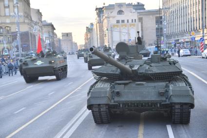 Москва. Танк Т-90М `Прорыв` и БТР-МДМ `Ракушка` (справа налево) на Тверской улице перед репетицией парада, посвященного 76-й годовщине Победы в Великой Отечественной войне.