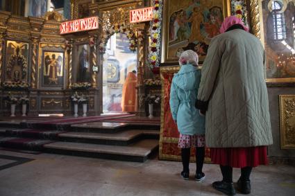 Пермь. Священнослужитель  во время пасхальной службы в храме.