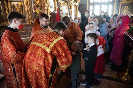 Пермь.  Праздничное пасхальное причащение во время пасхальной службы в храме.