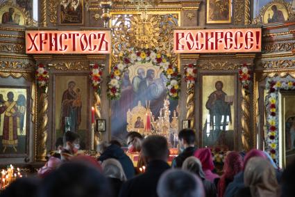 Пермь. Прихожане во время пасхальной службы в храме.