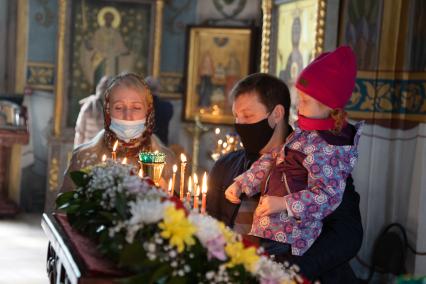 Пермь. Прихожане во время пасхальной службы в храме.