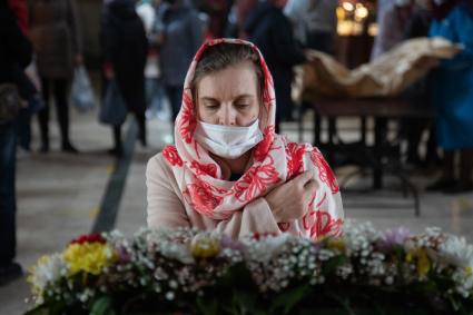 Пермь. Женщина  во время пасхальной службы в храме.