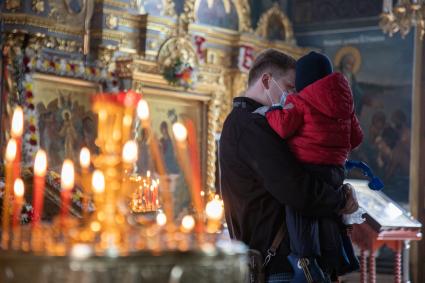 Пермь. Прихожане во время пасхальной службы в храме.