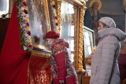 Пермь. Прихожане во время пасхальной службы в храме.