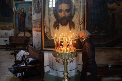 Пермь.  Во время пасхальной службы в храме.