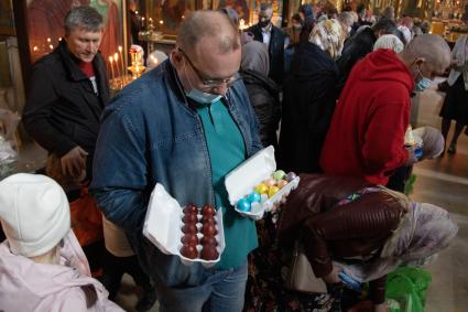 Пермь. Прихожане во время пасхальной службы в храме.