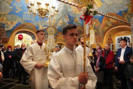 Иркутск. Священнослужители во время пасхальной службы в храме.