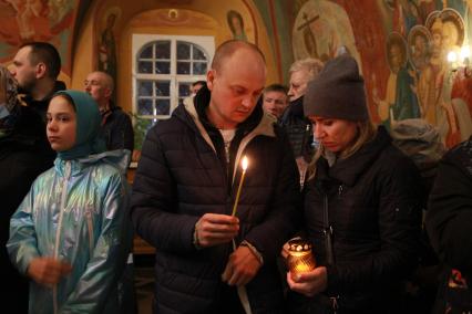 Иркутск. Прихожане во время пасхальной службы в храме.