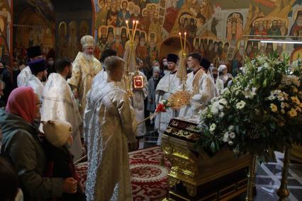 Иркутск.  Священнослужители во время пасхальной службы в храме.