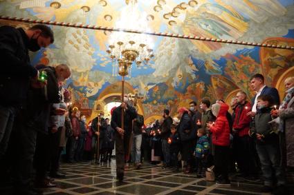 Иркутск. Прихожане во время пасхальной службы в храме.