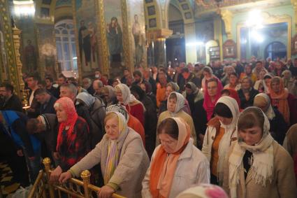 Самара. Прихожане во время пасхальной службы в храме.