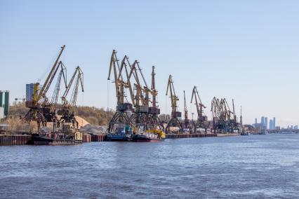 Москва. Вид на Северный речной грузовой порт.