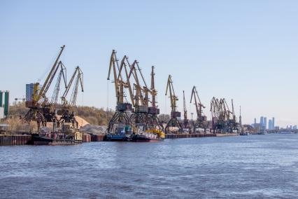 Москва.   Вид на Северный речной грузовой порт.