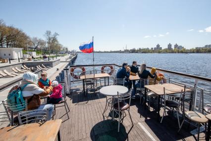 Москва. Пассажиры на теплоходе во время речной прогулки.