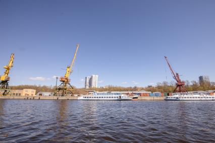 Москва.   Вид на Северный речной грузовой порт.