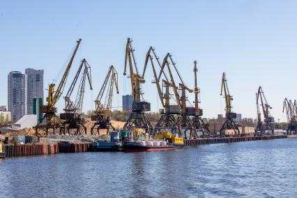 Москва.   Вид на Северный речной грузовой порт.