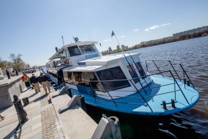 Москва. Теплоход у причала Северного речного вокзала.