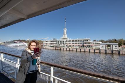 Москва. Пассажиры на теплоходе во время речной прогулки.