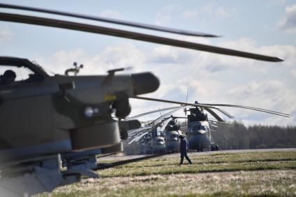 Москва. Тяжелый вертолет Ми-26 на аэродроме перед началом репетиции репетиции воздушной части парада в честь 76-летия Победы в Великой Отечественной войне.