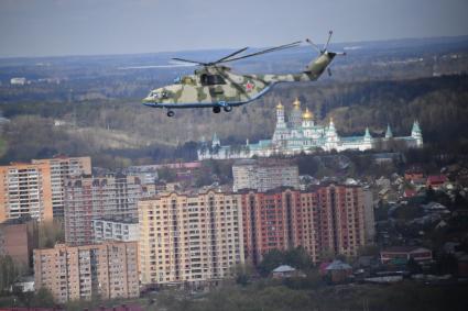 Москва. Тяжелый вертолет Ми-26 во время репетиции воздушной части парада в честь 76-летия Победы в Великой Отечественной войне.