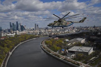 Москва. Тяжелый вертолет Ми-26  во время репетиции воздушной части парада в честь 76-летия Победы в Великой Отечественной войне.