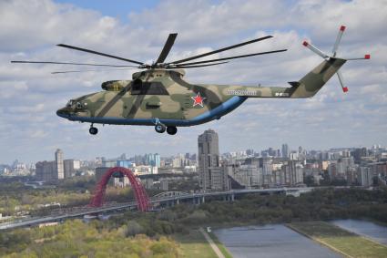 Москва. Тяжелый вертолет Ми-26  во время репетиции воздушной части парада в честь 76-летия Победы в Великой Отечественной войне.