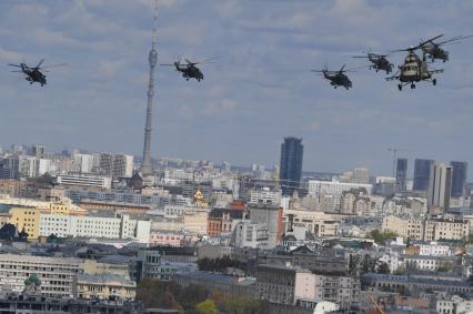 Москва.   Во время репетиции воздушной части парада в честь 76-летия Победы в Великой Отечественной войне.