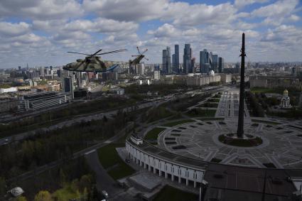 Москва. Тяжелый вертолет Ми-26 во время репетиции воздушной части парада в честь 76-летия Победы в Великой Отечественной войне.
