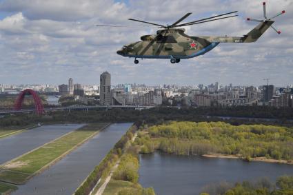 Москва. Тяжелый вертолет Ми-26  во время репетиции воздушной части парада в честь 76-летия Победы в Великой Отечественной войне.