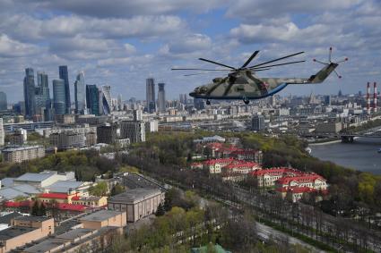 Москва. Тяжелый вертолет Ми-26  во время репетиции воздушной части парада в честь 76-летия Победы в Великой Отечественной войне.