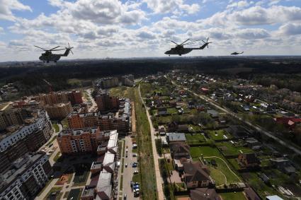 Москва. Тяжелый вертолет Ми-26  во время репетиции воздушной части парада в честь 76-летия Победы в Великой Отечественной войне.