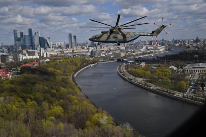 Москва. Тяжелый вертолет Ми-26  во время репетиции воздушной части парада в честь 76-летия Победы в Великой Отечественной войне.