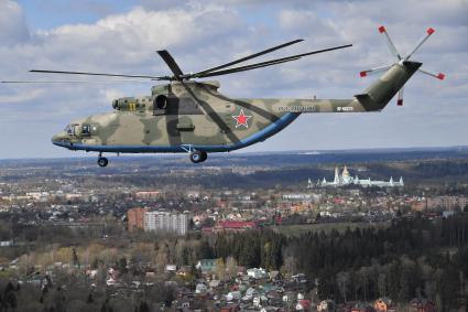 Москва. Тяжелый вертолет Ми-26  во время репетиции воздушной части парада в честь 76-летия Победы в Великой Отечественной войне.