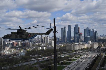 Москва. Тяжелый вертолет Ми-26  во время репетиции воздушной части парада в честь 76-летия Победы в Великой Отечественной войне.