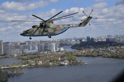 Москва. Тяжелый вертолет Ми-26  во время репетиции воздушной части парада в честь 76-летия Победы в Великой Отечественной войне.