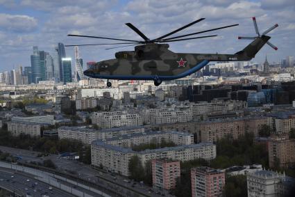 Москва. Тяжелый вертолет Ми-26  во время репетиции воздушной части парада в честь 76-летия Победы в Великой Отечественной войне.