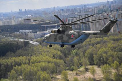 Москва. Тяжелый вертолет Ми-26  во время репетиции воздушной части парада в честь 76-летия Победы в Великой Отечественной войне.