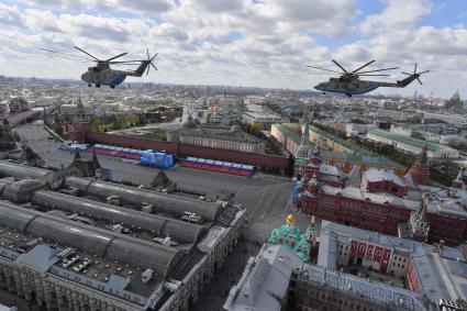 Москва. Тяжелый вертолет Ми-26  во время репетиции воздушной части парада в честь 76-летия Победы в Великой Отечественной войне.