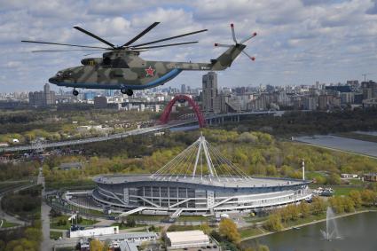 Москва. Тяжелый вертолет Ми-26  во время репетиции воздушной части парада в честь 76-летия Победы в Великой Отечественной войне.