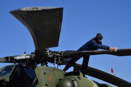 Москва.   Техник протирает винт вертолета перед началом репетиции воздушной части парада в честь 76-летия Победы в Великой Отечественной войне.