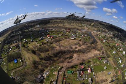 Москва. Тяжелый вертолет Ми-26 перед началом репетиции репетиции воздушной части парада в честь 76-летия Победы в Великой Отечественной войне.