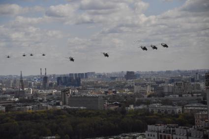 Москва.   Во время репетиции воздушной части парада в честь 76-летия Победы в Великой Отечественной войне.