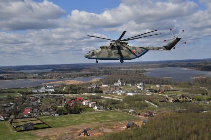 Москва. Тяжелый вертолет Ми-26  во время репетиции воздушной части парада в честь 76-летия Победы в Великой Отечественной войне.