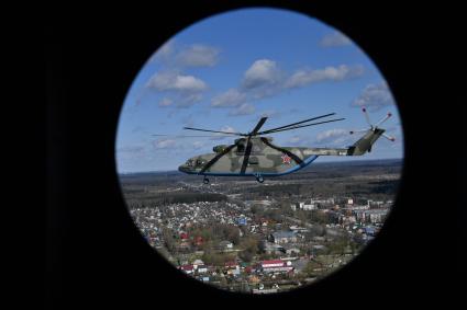 Москва. Тяжелый вертолет Ми-26 перед началом репетиции репетиции воздушной части парада в честь 76-летия Победы в Великой Отечественной войне.