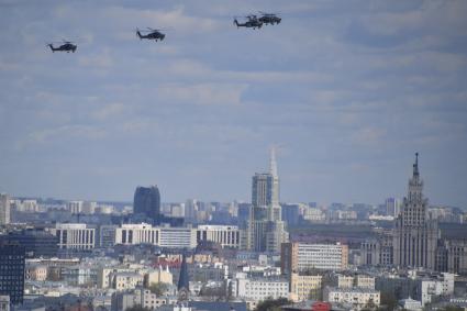 Москва.   Во время репетиции воздушной части парада в честь 76-летия Победы в Великой Отечественной войне.