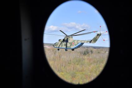 Москва. Тяжелый вертолет Ми-26 перед началом репетиции репетиции воздушной части парада в честь 76-летия Победы в Великой Отечественной войне.