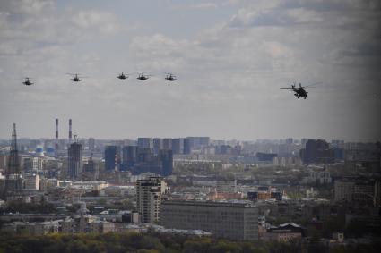 Москва.   Во время репетиции воздушной части парада в честь 76-летия Победы в Великой Отечественной войне.