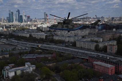 Москва. Тяжелый вертолет Ми-26  во время репетиции воздушной части парада в честь 76-летия Победы в Великой Отечественной войне.