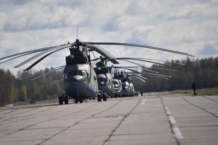 Москва. Тяжелый вертолет Ми-26 на аэродроме перед началом репетиции репетиции воздушной части парада в честь 76-летия Победы в Великой Отечественной войне.